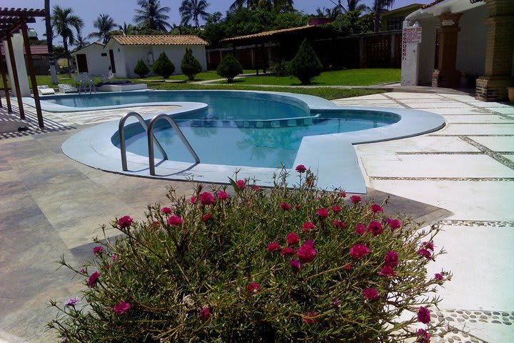 La piscina tiene área para niños