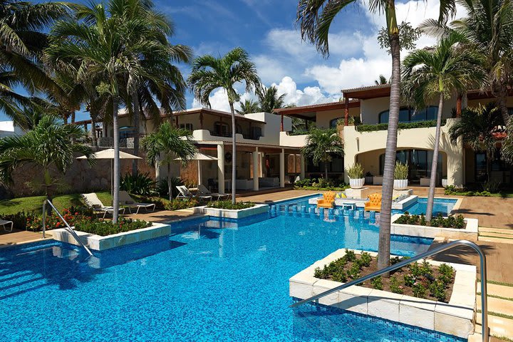 Piscina rodeada de áreas verdes