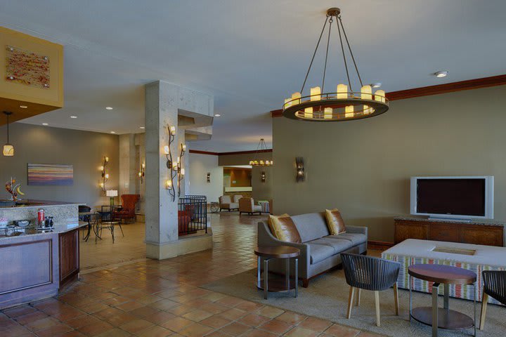 Lobby del Holiday Inn San Antonio, hotel cerca del aeropuerto de San Antonio