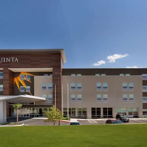 La Quinta Inn & Suites by Wyndham San Antonio Seaworld/LAFB