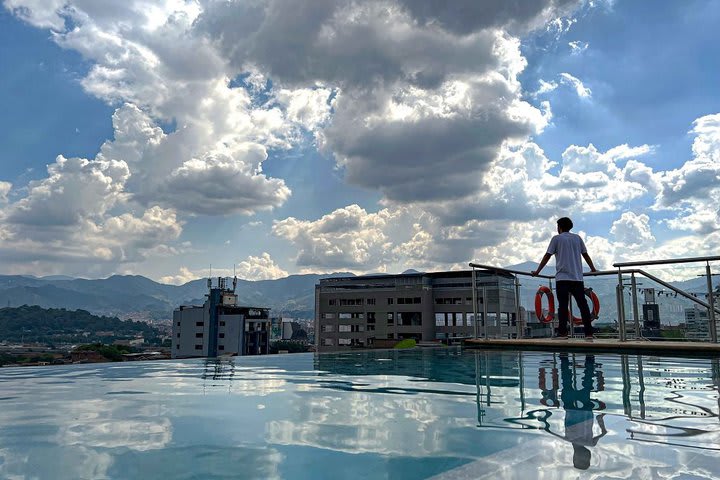 Disfrutando la vista desde la piscina