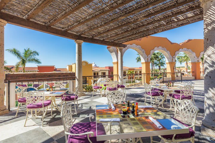 La Pérgola restaurant serves fast food and Mexican specialties