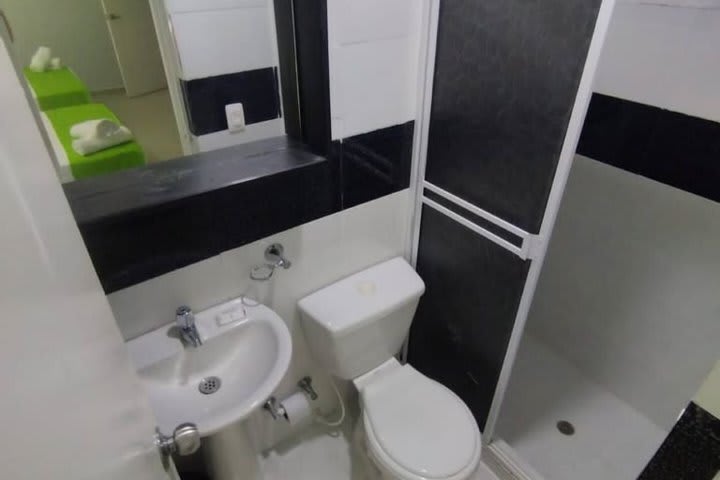 Baño de huéspedes