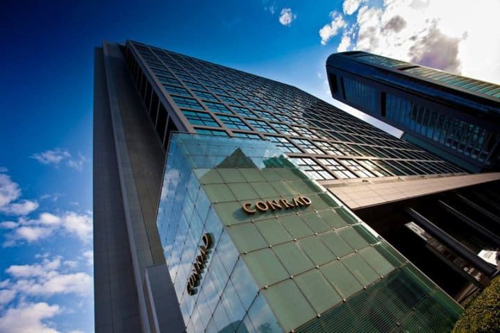 El hotel Conrad en el centro de Tokio tiene más de 29 pisos