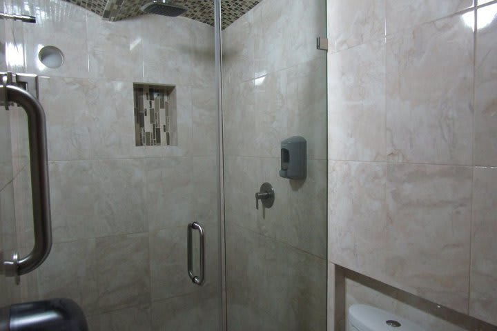 Baño de una habitación Especial queen