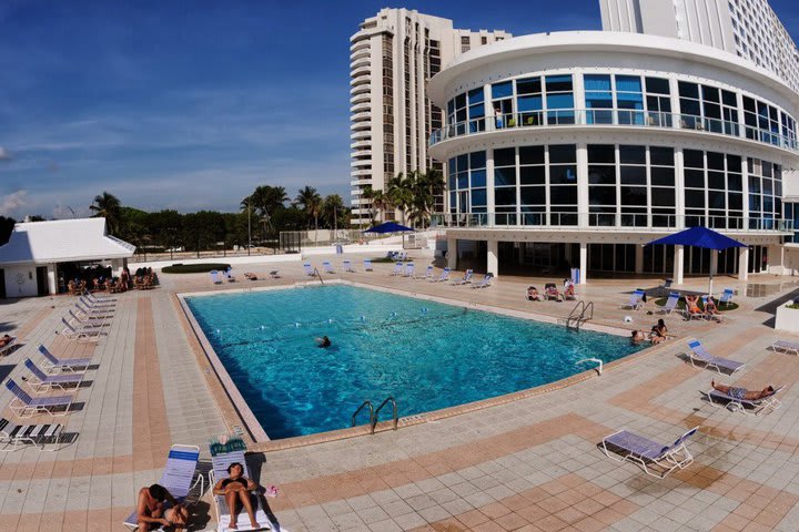 La piscina está climatizada durante el invierno