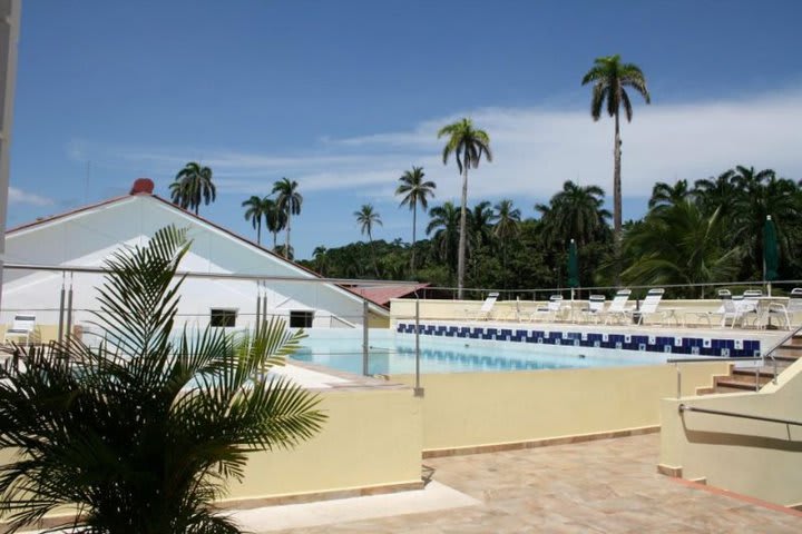 The Shelter Bay Marina hotel features an outdoor pool