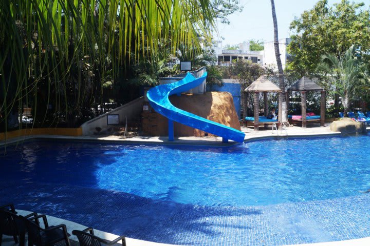 Piscina con tobogán