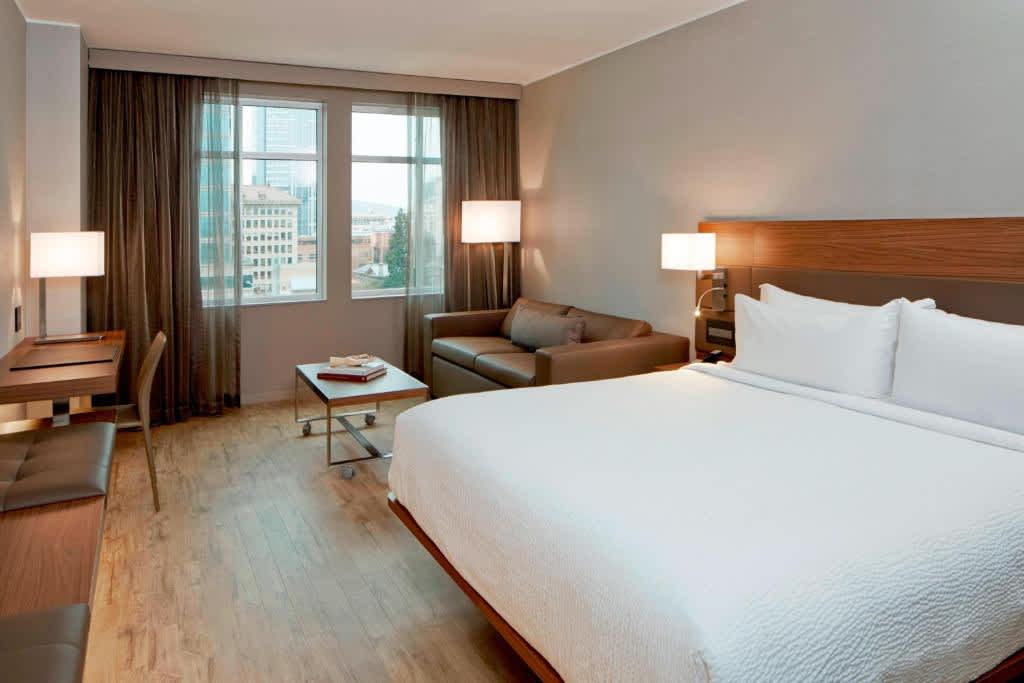 Habitación con cama extragrande y sofá cama