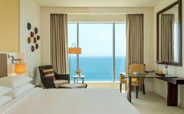 Habitación con cama extragrande y vistas al mar