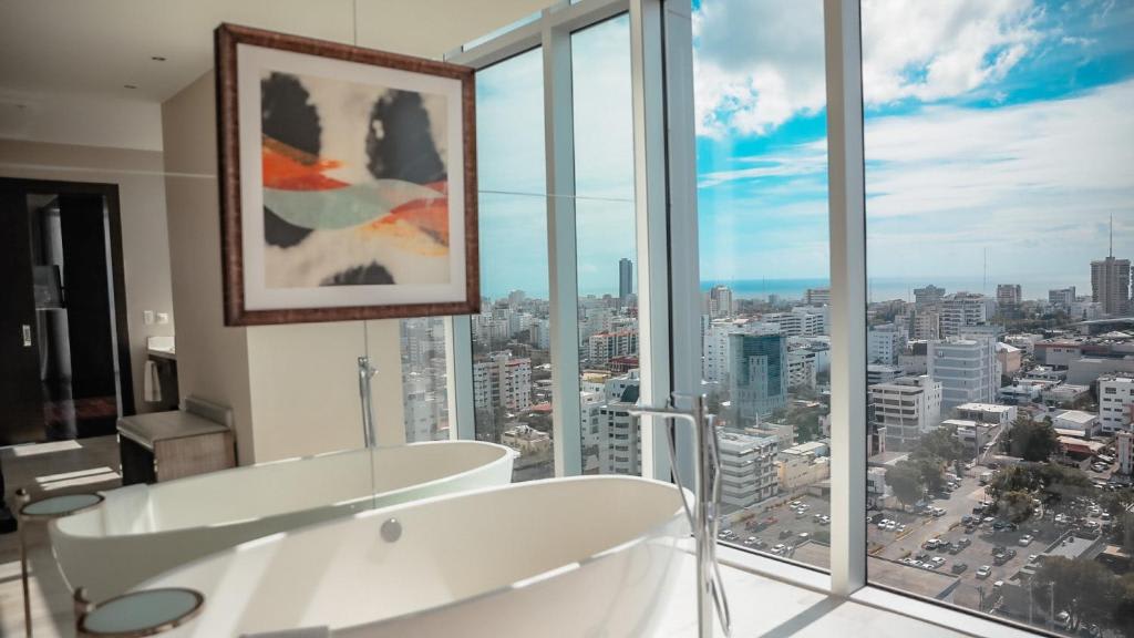 Suite de 1 dormitorio con vistas a la ciudad y acceso al salón club