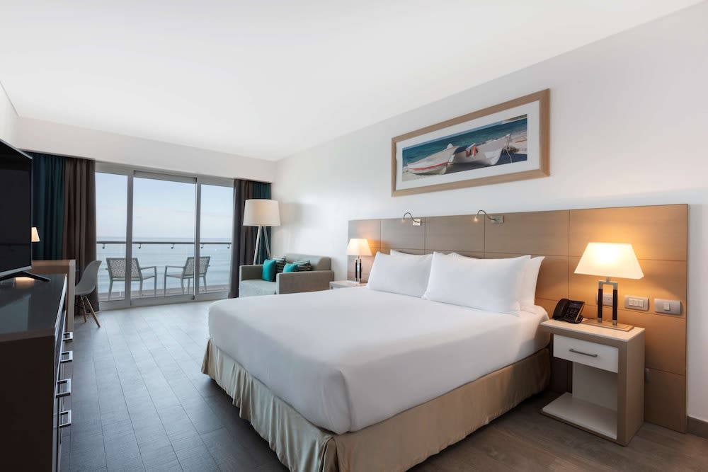 Img - Junior, Suite, 1 Queen Bed, Balcony, Oceanfront