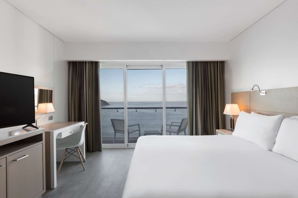 Img - Deluxe Room, 1 Queen Bed, Oceanfront