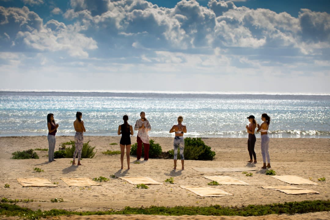 Haciendo yoga en la playa