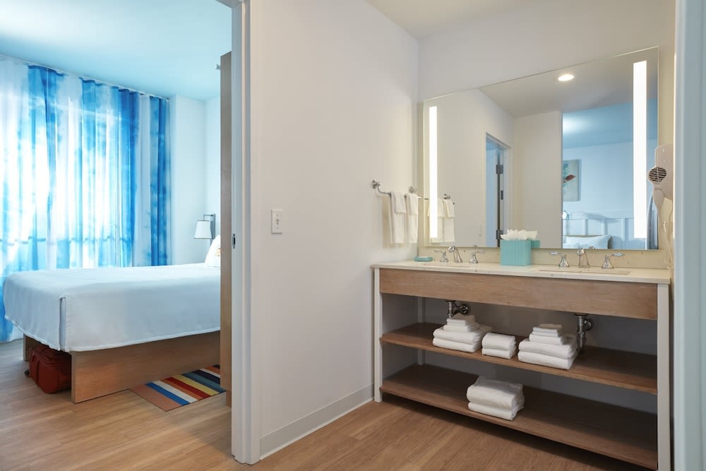 Img - Habitación, vista a la piscina (Includes Early Park Admission*)