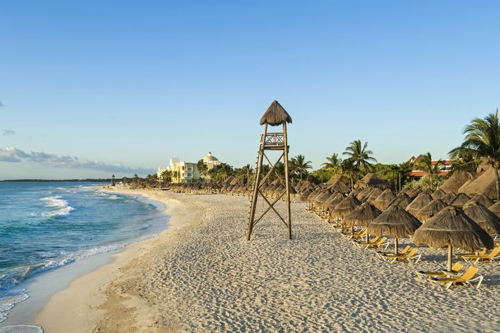 La playa invita a disfrutar del mar y de distintos deportes acuáticos