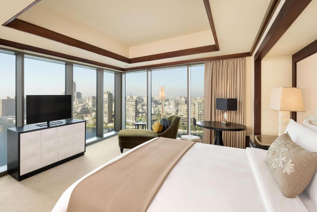 Suite St. Regis más amplia con 1 dormitorio, 1 cama extragrande y vistas al río