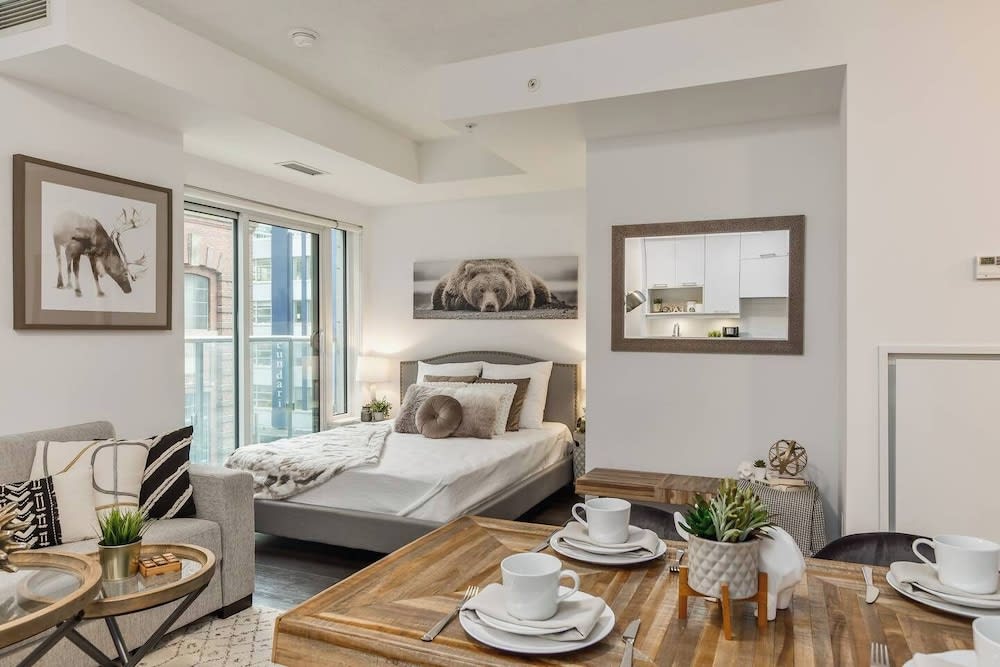 QuickStay - Classy & Rustic Downtown Condo