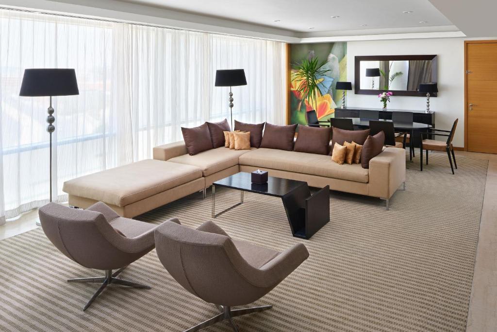 One-Bedroom Panoramic Suite - Club Lounge Access