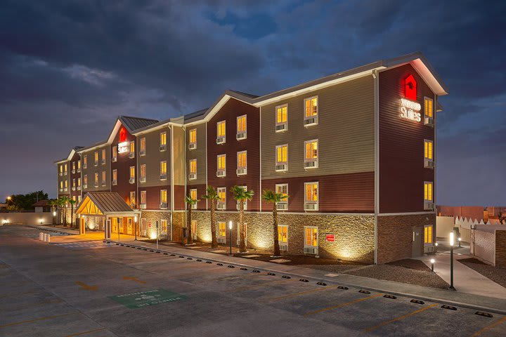 Vista de noche del hotel