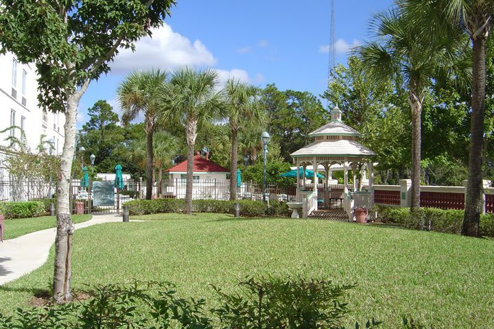 Jardines del hotel La Quinta Inn & Suites en Orlando