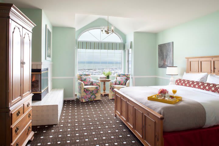 Guest room overlooking the bay at The Inn at Oyster Point, hotel in South San Francisco