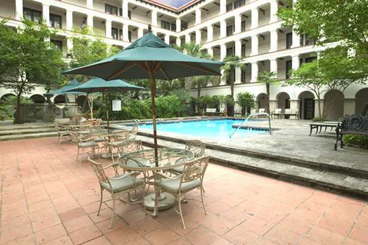 Alberca del hotel DoubleTree by Hilton San Antonio Airport