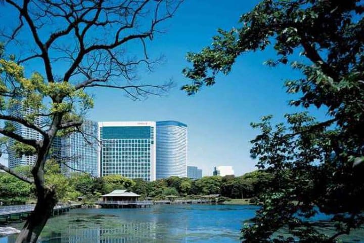 El hotel Conrad Tokyo está frente a Jardines de Hamarikyu del centro de la ciudad