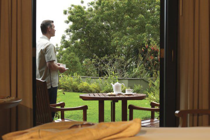 Terraza de una habitación de lujo en el hotel Machu Picchu Sanctuary Lodge