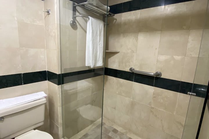 Baño de huéspedes