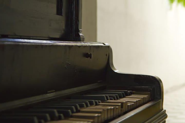 Se conserva un piano antiguo en la recepción