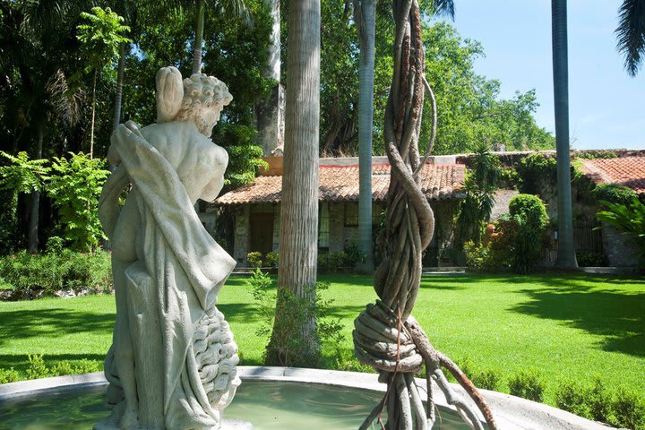 Escultura en el patio