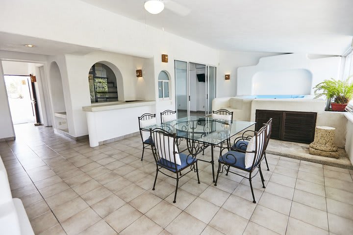 Dinning area and jacuzzi