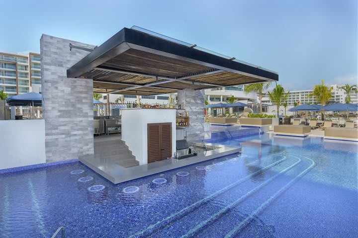 Diamond Club™ Pool Bar