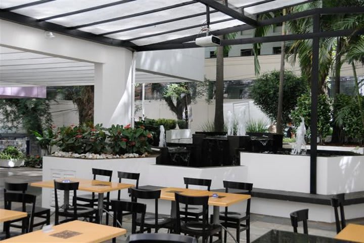 Hay una terraza en el restaurante del Four Plus Trianon Paulista