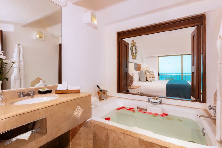 Deluxe Room Oceanfront with Jacuzzi