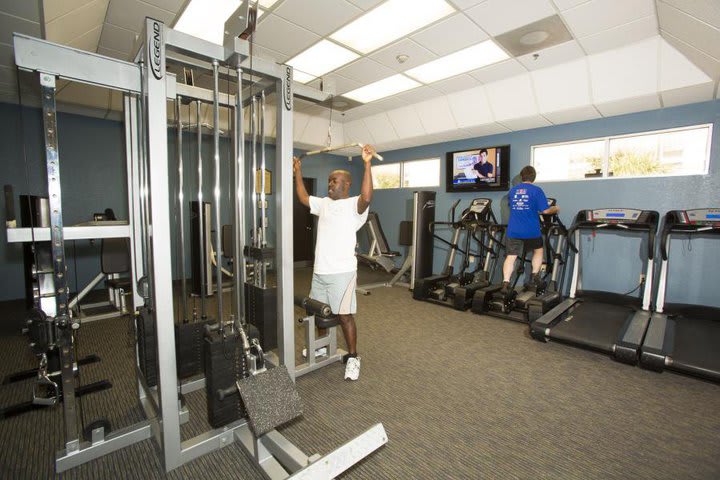 Gimnasio equipado con máquinas cardiovasculares y pesas