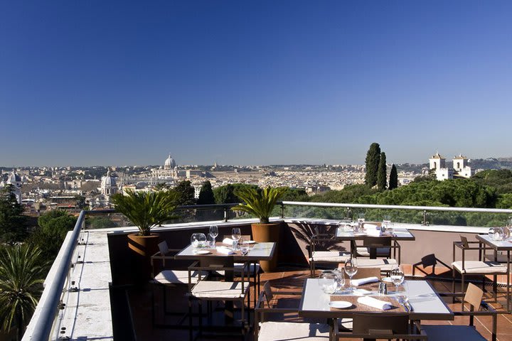 Terraza del restaurante del hotel Sofitel Rome Villa Borghese