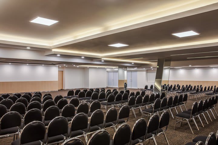 Salón de eventos con capacidad de 320 personas