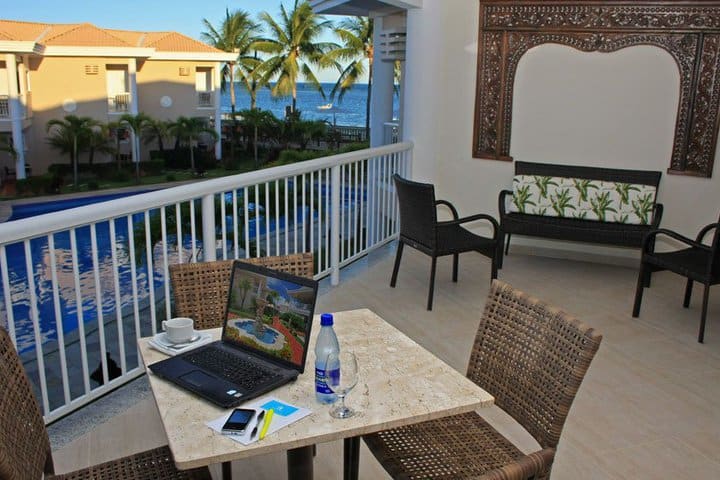 Balcón de una habitación en el hotel Coral Beach en Tamandaré