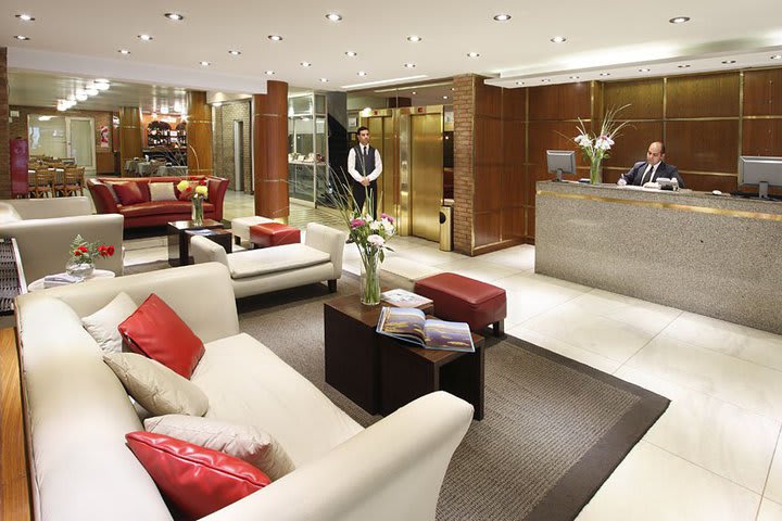 Lobby del Hotel Impala, en Buenos Aires, Argentina