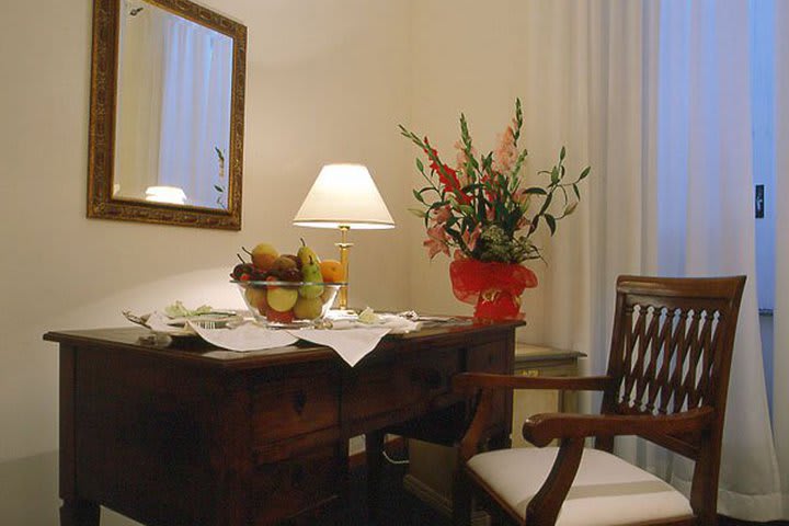 Mesa en una habitación del hotel La Maison Royale en Roma