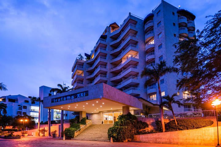 Vista nocturna del edificio