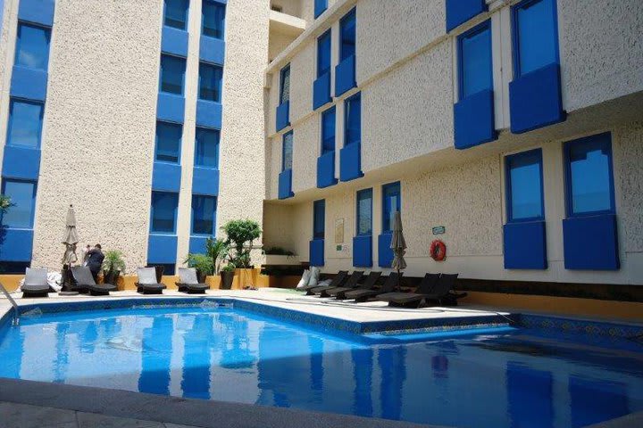 Sun lounger in the pool area at the Aranzazú hotel in the historic center of Guadalajara