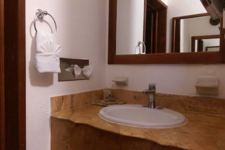 Baño de huéspedes