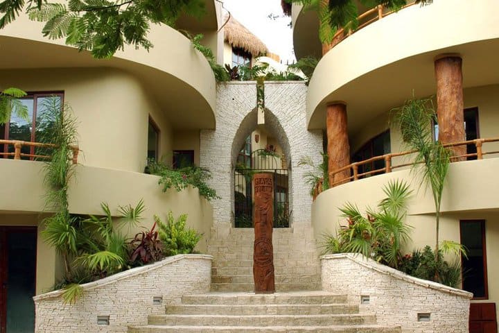 Escalera de la entrada al Maya Villa Condo Hotel