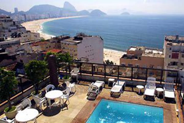 El hotel Copacabana Río tiene un solárium en la terraza