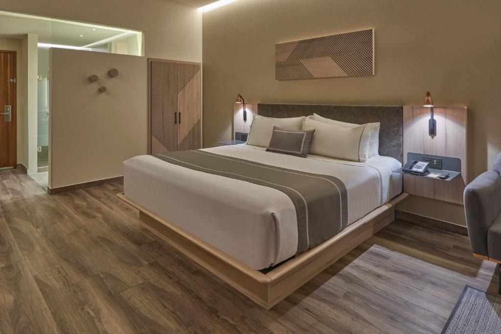 Habitación Doble Superior con sofá cama y cama grande