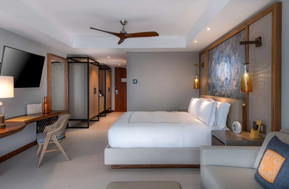 Img - Room, 1 King Bed, Tropical View