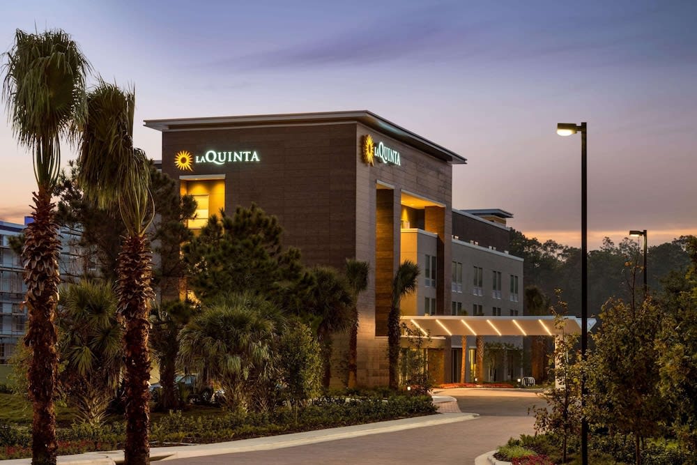 La Quinta Inn & Suites by Wyndham Orlando - IDrive Theme Parks